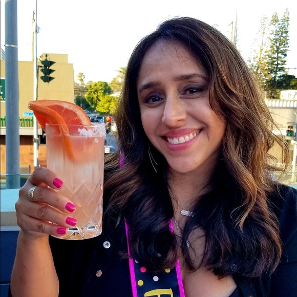 meet  the  p o s h e r 🌸 - Picture 1 of 9